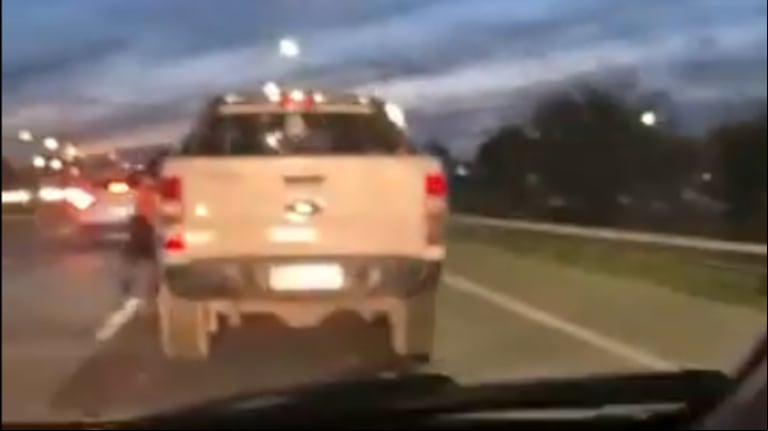 Video: un conductor escapó de un control de alcoholemia y arrastró a un policía por una avenida
