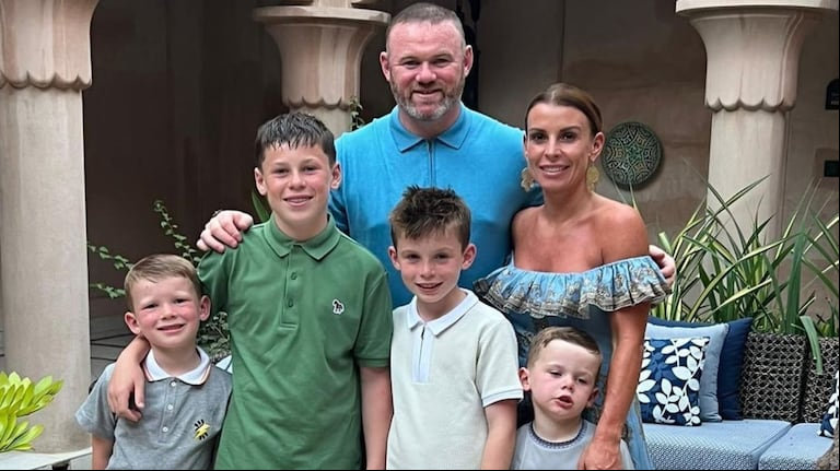 Wayne Rooney sufrió un accidente insólito: su hijo lanzó un plato por el aire y le cortó la frente