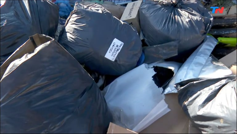 Una mujer asegura que reconoció en un basural las donaciones que mandó para los inundados de Bahia Blanca