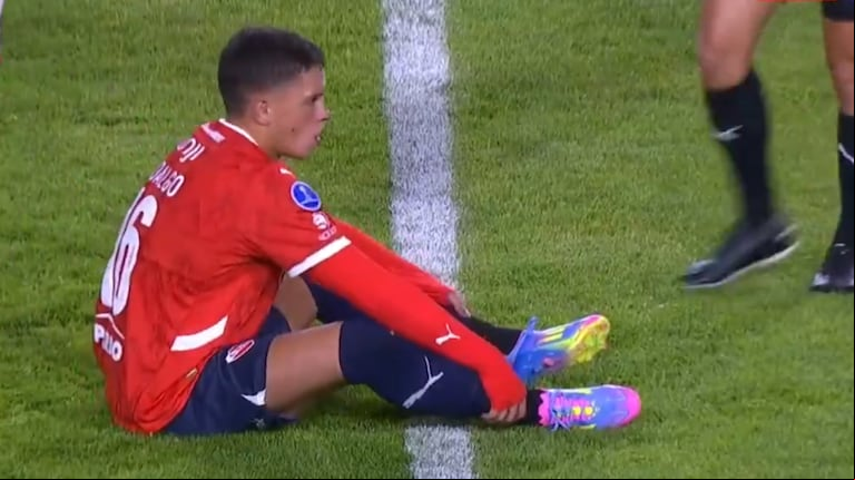 Un jugador de Independiente no aguantó la altura de Potosí, se quedó sin aire y tuvo que ser reemplazado