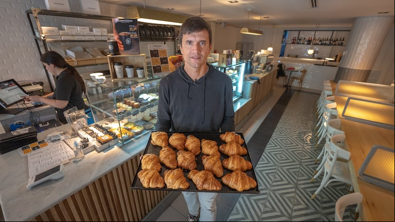 Brilló como defensor en Francia, hizo más de 30 goles y ahora vende sus croissants “iguales que en París”