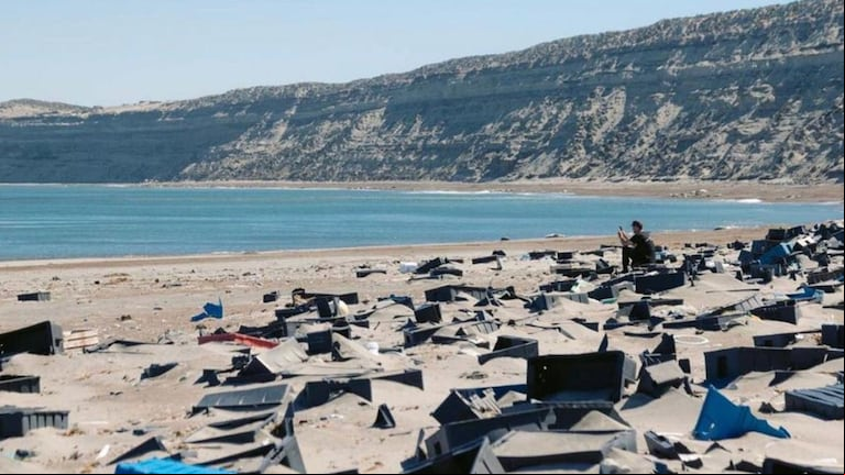 Detrás del plástico que inunda las costas de Chubut hay una industria pesquera que no controla sus desechos 
