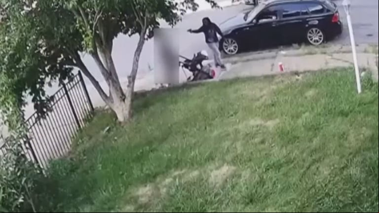 Una mujer le disparó a un bebé de siete meses y a sus padres: el hecho fue grabado por una cámara de seguridad