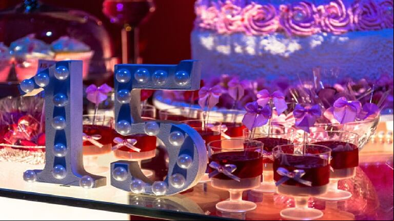 Una quinceañera entró a su fiesta colgada de una grúa y se volvió viral