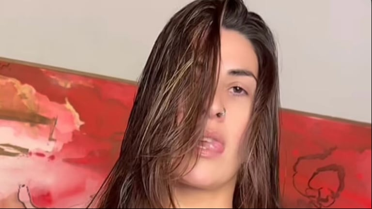 Ivana Nadal se filmó para sus historias de Instagram: posó en microtanga y se sacó la remera