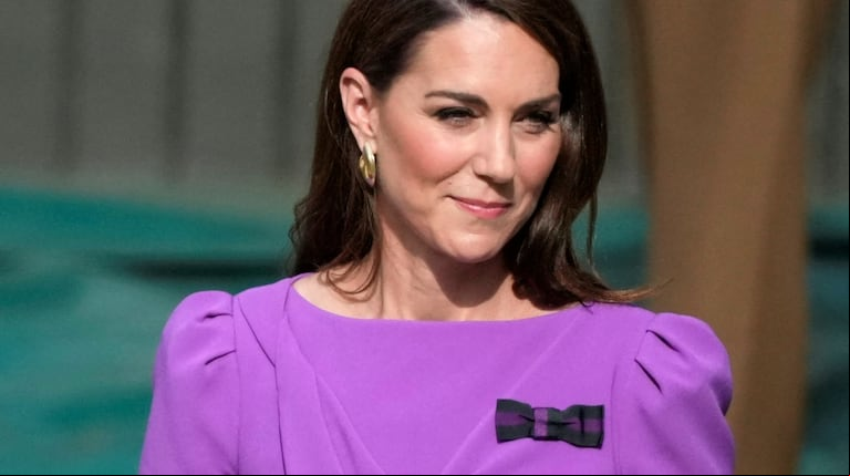 Vestida de violeta, Kate Middleton reapareció en Wimbledon para entregarle el trofeo a Carlos Alcaraz