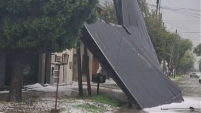 Video: el impresionante momento en que se desprendió el techo de una casa en Wilde en medio de la tormenta
