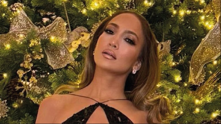 Jennifer Lopez lució un vestido de lentejuelas escotadísimo y dejó un mensaje: “Cree en tí misma“