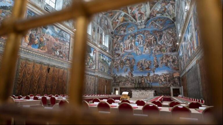 Ya está todo listo para el inicio del cónclave: el Vaticano mostró cómo luce la Capilla Sixtina