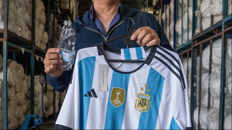 Reciclan camisetas de la Selección argentina y fabrican de alfombras a cartucheras: “Cerca de nuestros ídolos”