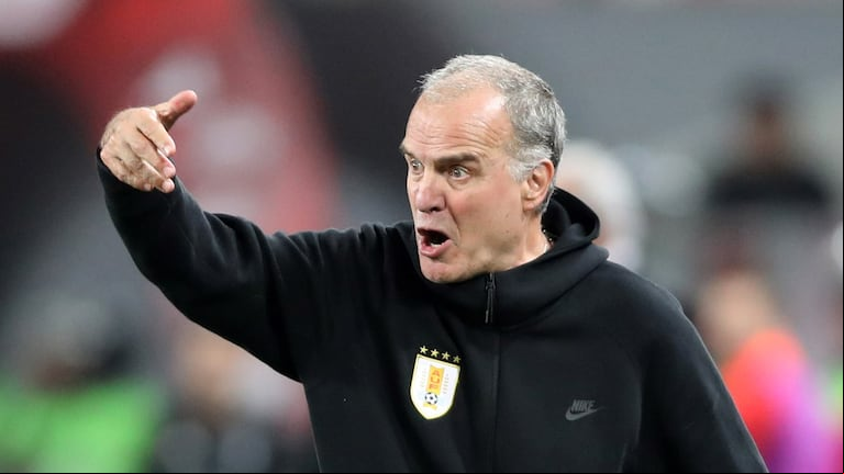 La reacción de Marcelo Bielsa cuando le preguntaron sobre la charla que tuvo con los jugadores de Uruguay