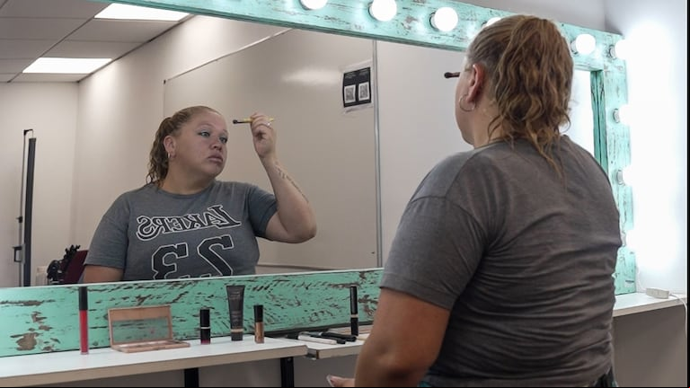 Vivió en la calle, pedía plata en el subte y un curso de maquillaje le cambió la vida: “Mi única oportunidad” 