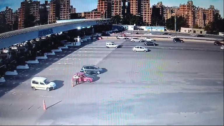 Video: el feroz tiroteo entre policías y ladrones en plena autopista Buenos Aires-La Plata