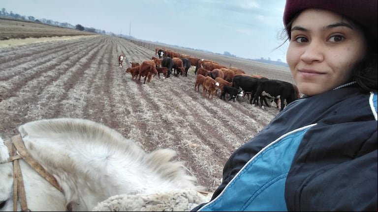 El sueño de “La Paisa”: recorrió 10 km a caballo para ir a la escuela y hoy aplica lo aprendido entre terneros