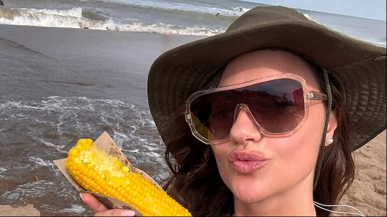 Sofía “Jujuy” Jimenéz eligió una microbikini bicolor para disfrutar de una tarde de playa con mates y choclos