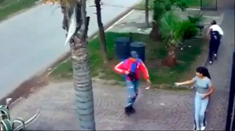 Video: la inesperada reacción de una pareja que fue asaltada por motochorros en Merlo