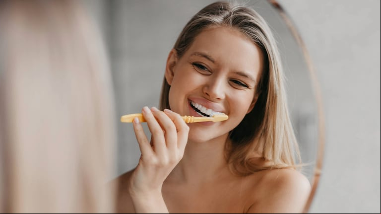 ¿Antes o después de desayunar? Cuándo es recomendable cepillarse los dientes, según una odontóloga