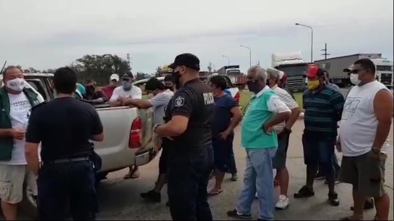 Camioneros mantiene bloqueada la frontera en Paso de los Libres: reclama que le hagan test PCR a los transportistas brasileños