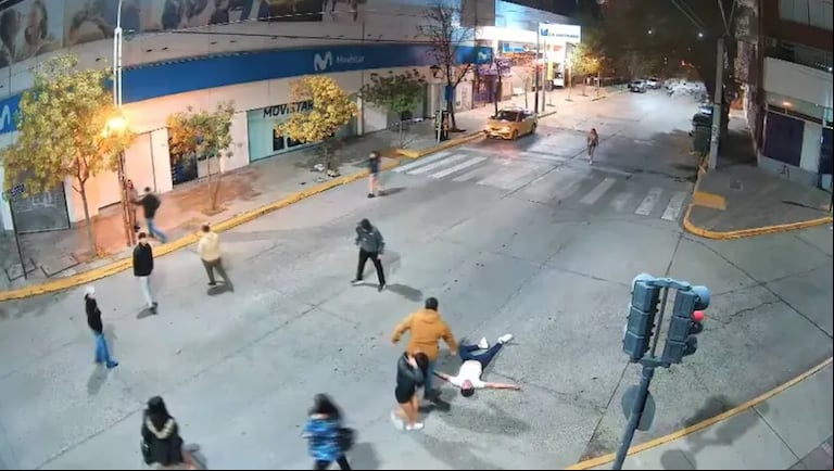 Video: un grupo de jóvenes atacó a golpes a un chico a la salida de un boliche en Neuquén y está grave