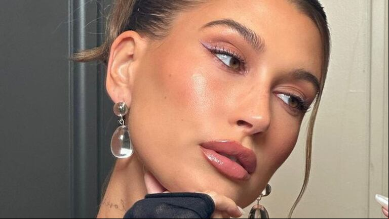 La tendecia Barbiecore no para: Hailey Bieber eligió un mini vestido rosa con brillos 