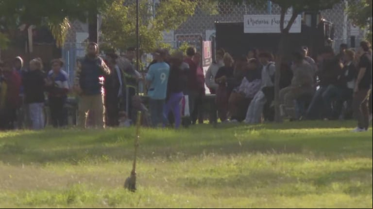 Tren solidario a Campana: vecinos quisieron evitar que el municipio reparta las donaciones y hubo incidentes