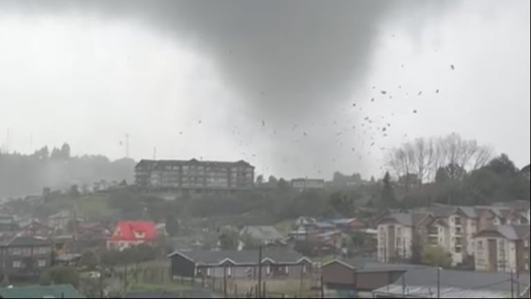 Un tornado causó fuertes destrozos en Chile: arrasó con casas y autos, y hay personas heridas