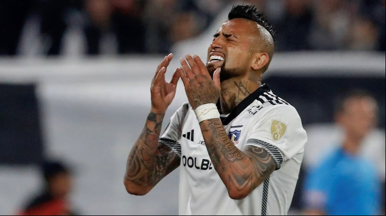La reacción de Arturo Vidal al conocer la muerte de dos hinchas de Colo Colo por una avalancha en el estadio