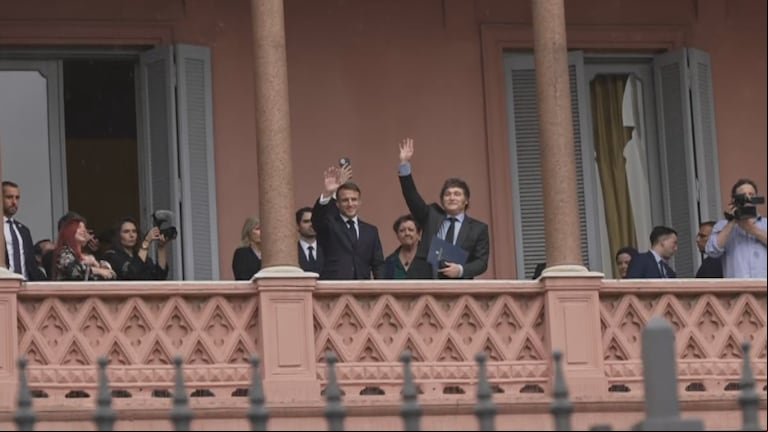 Así saludaron Emmanuel Macron y Javier Milei desde el balcón de la Casa Rosada