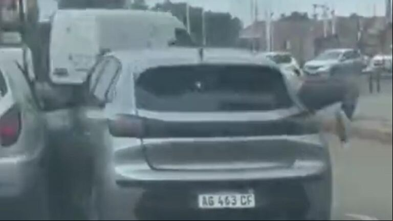 Impactante video: un motochorro se colgó de un auto en movimiento para robarle al conductor 