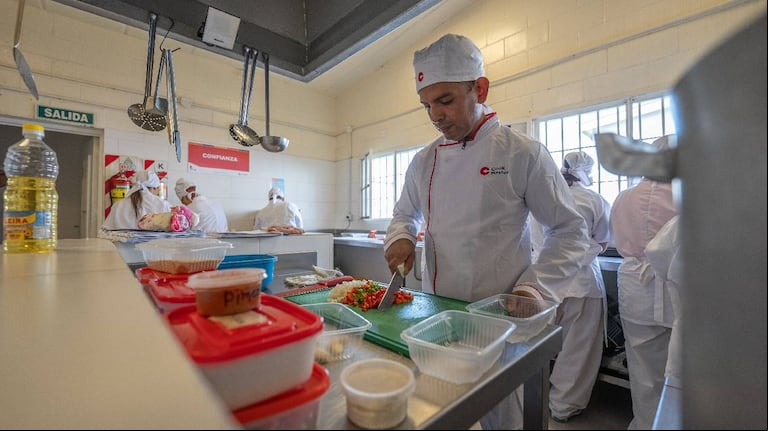 Son padre e hijo, estuvieron presos y cambiaron sus vidas: estudiaron gastronomía y llevan comida a la cárcel