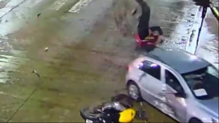 Video impactante: un motociclista chocó con un auto, salió despedido por el aire y cayó de pie