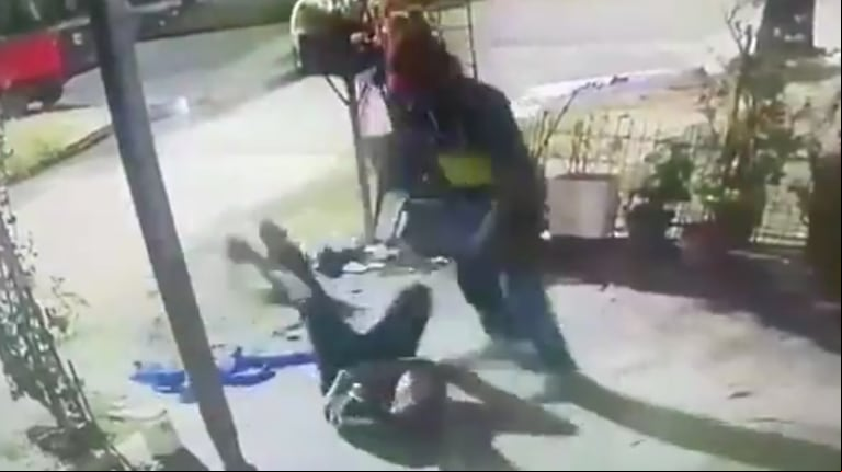 Video impactante: apuñaló a un joven para robarle, le perforó el corazón y lo dejó en coma