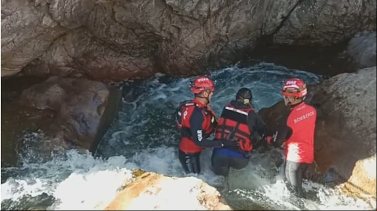 Increíble accidente en Córdoba: se le cayó el celular al río y se cayó al río cuando intentó recuperarlo 