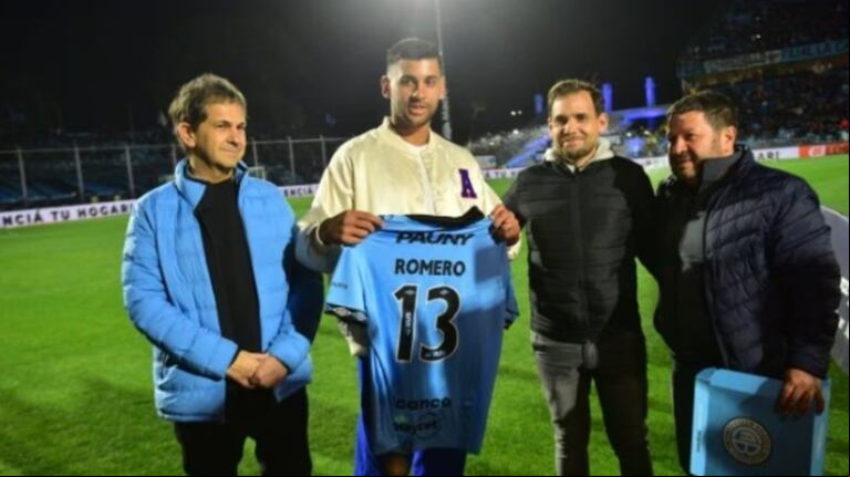 “Dale campeón, dale campeón”: así fue el emotivo homenaje de Belgrano al Cuti Romero