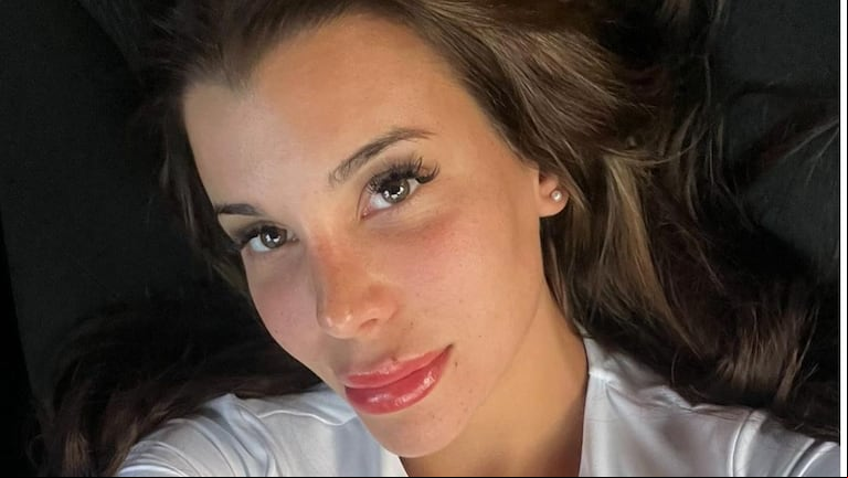 Charlotte Caniggia estrenó la trikini más jugada de la temporada: ultracavada y con escote extremo 