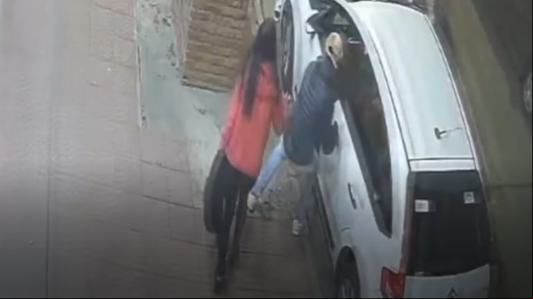 Video impactante: delincuentes armados robaron un auto frente a una nena de 9 años