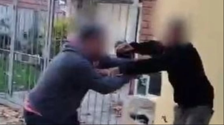 “Te movés y cobrás”: lo acusaron de querer robar un auto, lo redujeron entre los vecinos y se les escapó