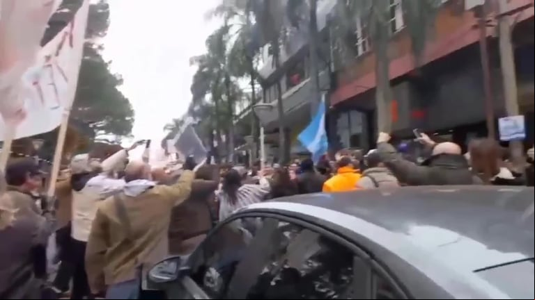 Hubo incidentes en una protesta de yerbateros durante una visita de Karina Milei a Misiones