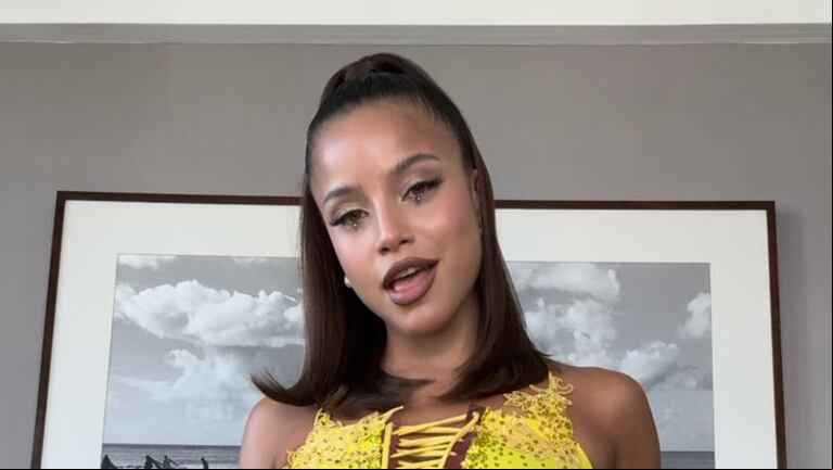 Top y micromini con tiras entrecruzadas, piedras y hojas: el osado look de Emilia Mernes en su show de Brasil