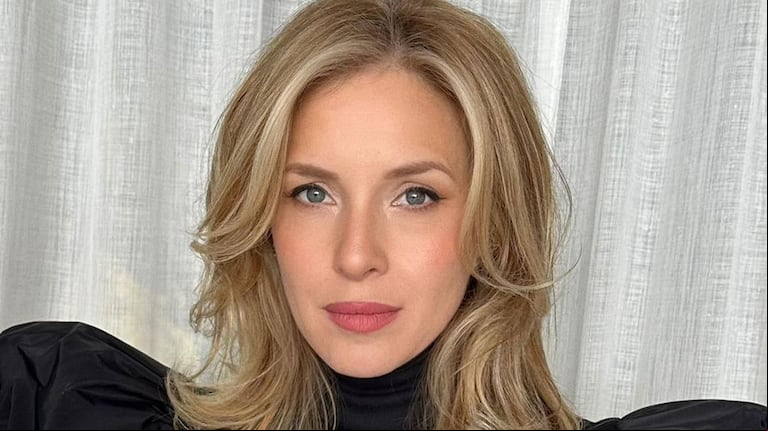 Carla Peterson armó un look total black a pura tendencia: mangas abullonadas y falda lápiz con tajo