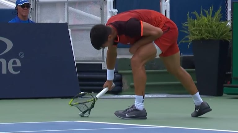 Los 30 segundos de furia de Carlos Alcaraz: perdió un punto, destruyó su raqueta y quedó eliminado del torneo