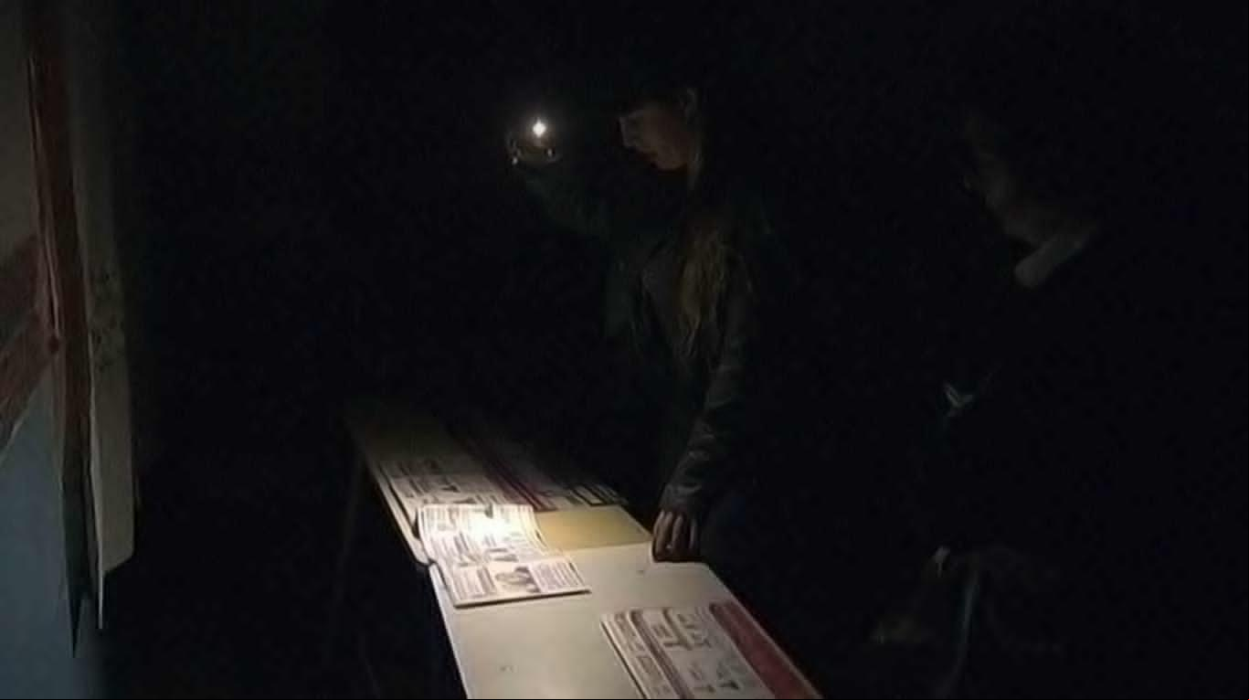 Decisión 2015: no hay luz en una escuela de General Rodríguez y prepararon las mesas afuera