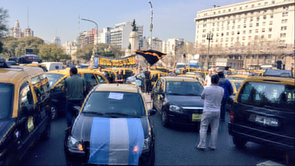 Taxistas protestan contra Uber frente al Congreso