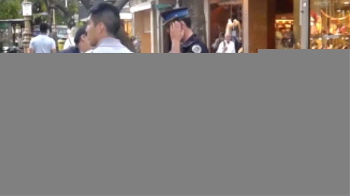 Los arbolitos venden dólares paralelos a metros de la policía