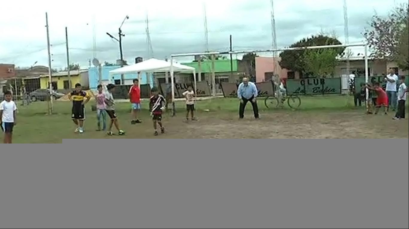 El blooper del Gobernador de Corrientes jugando al fútbol con los chicos