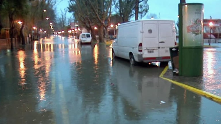 Tigre y San Fernando: el agua por la sudestada acecha las casas
