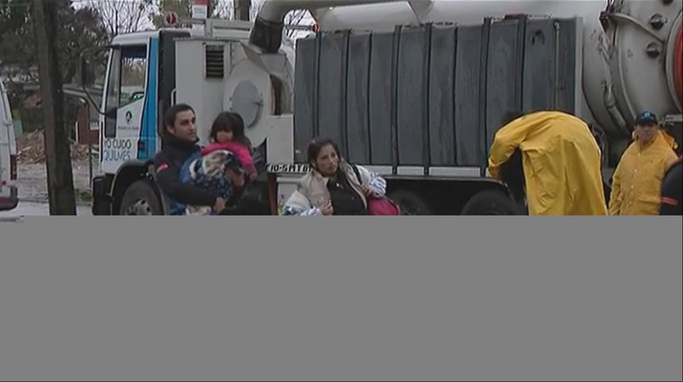 Quilmes: evacuaron familias por el desborde del Río