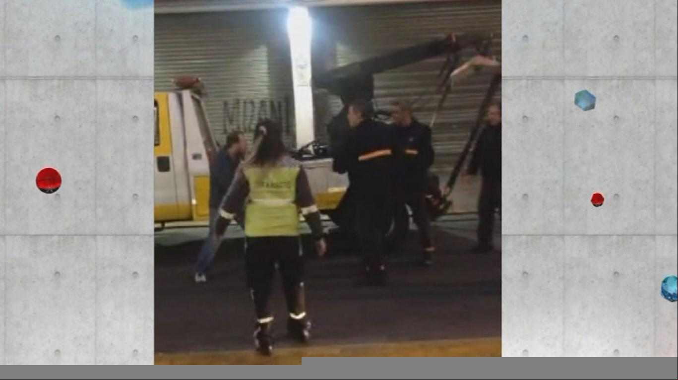 Un hombre se agarró a piñas con el conductor de la grúa porque le quiso llevar el auto