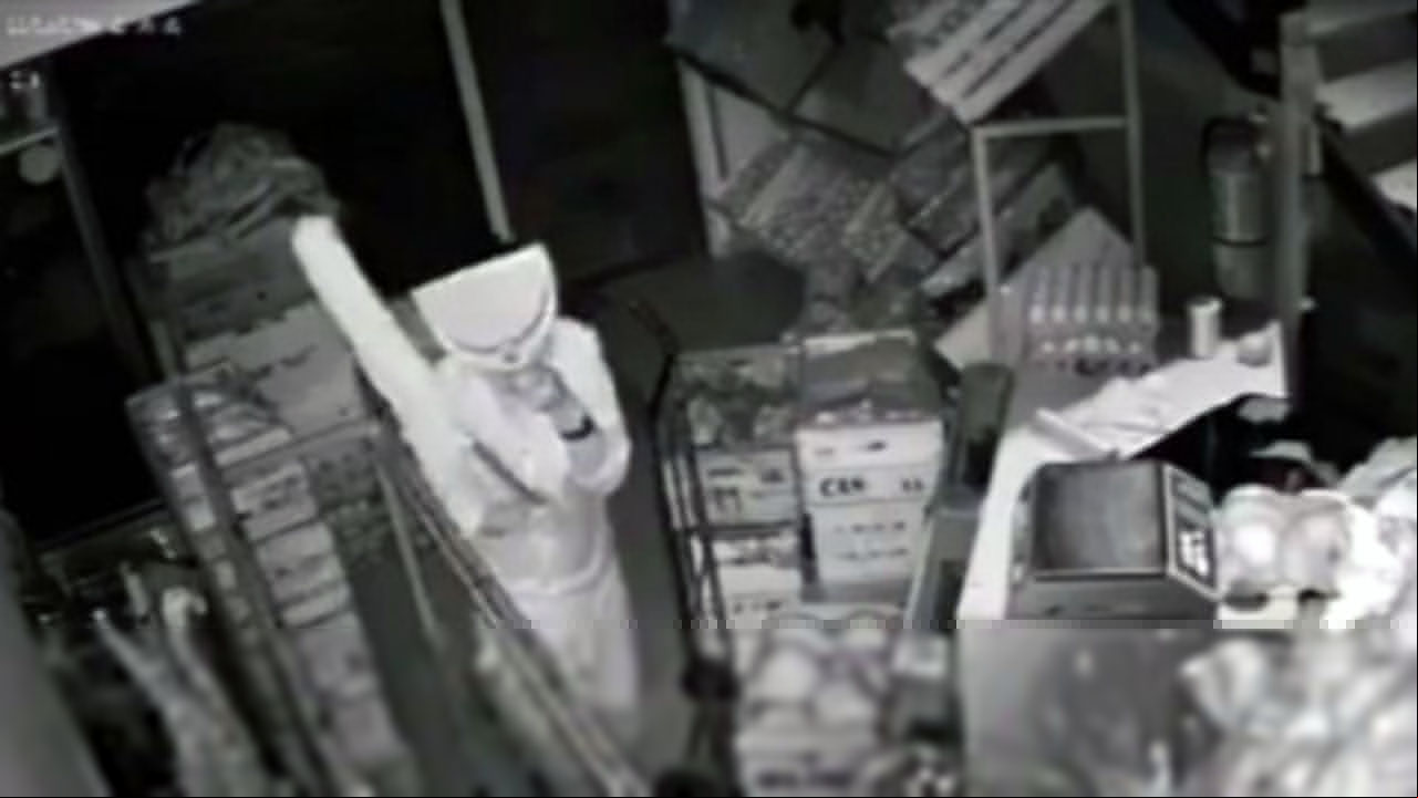 Un ladrón quiso evitar las cámaras y se escondió detrás de una pala