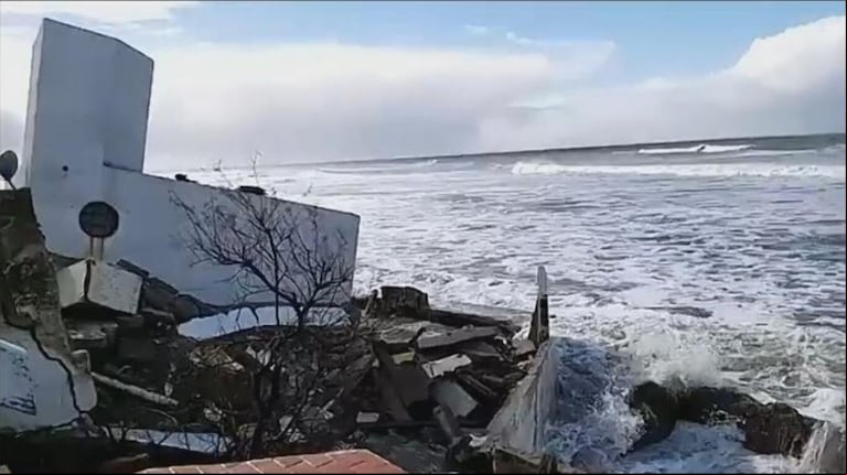 El impactante video del derrumbe de una histórica casa en Mar del Tuyú por la sudestada